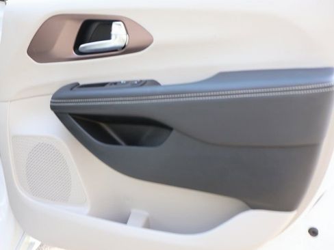 Used 2024 Chrysler Voyager LX image 8