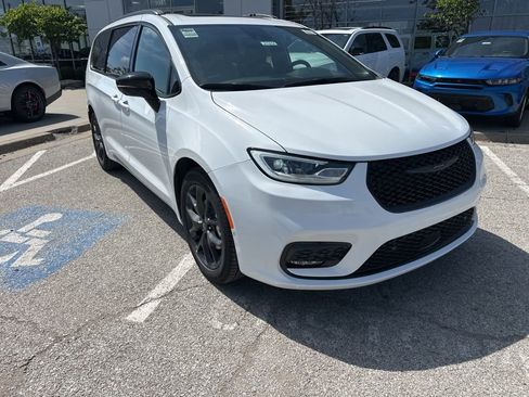 New 2025 Chrysler Pacifica Limited w/ Uconnect Theater Family Group FWD image 7