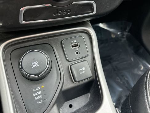 Used 2018 Jeep Compass Latitude image 32