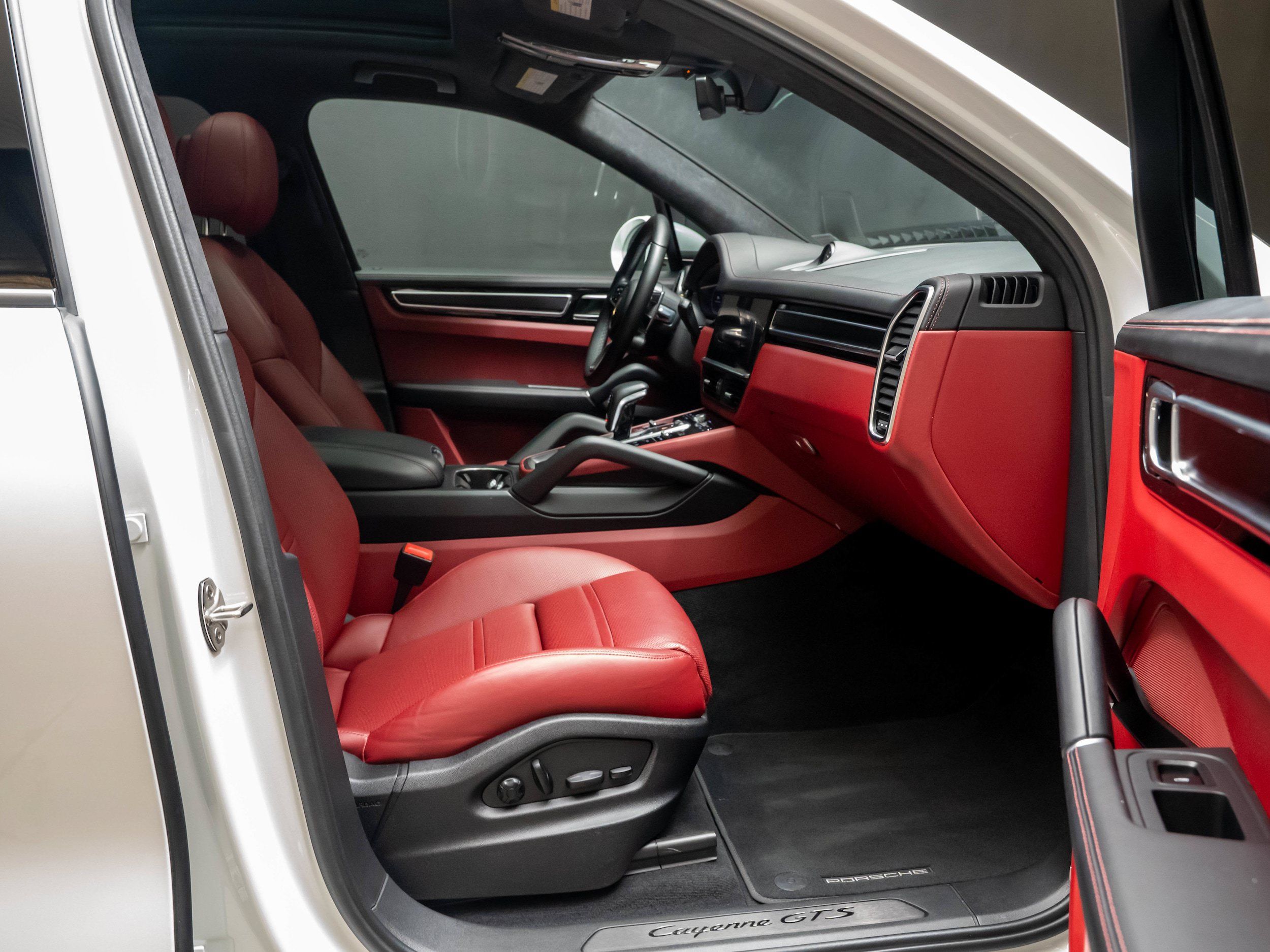 Certified 2023 Porsche Cayenne GTS AWD/4WD image 30