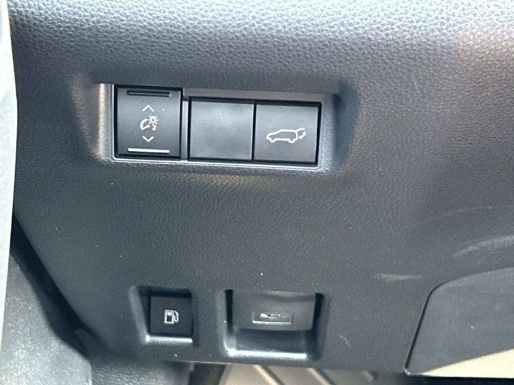 Used 2026 Toyota RAV4 SE w/ Convenience Package AWD/4WD image 28