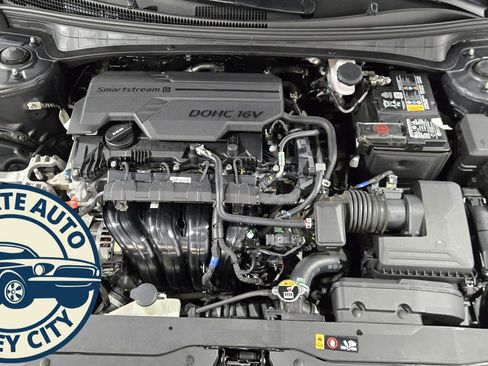 Used 2023 Hyundai Elantra Limited w/ Preferred Accessory Package image 34