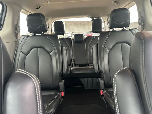 Used 2024 Chrysler Pacifica Touring-L image 40
