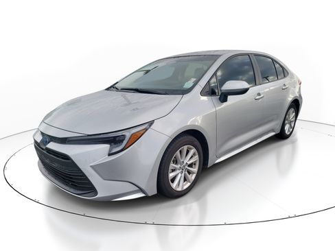 Used 2025 Toyota Corolla LE w/ LE Premium Package FWD image 3