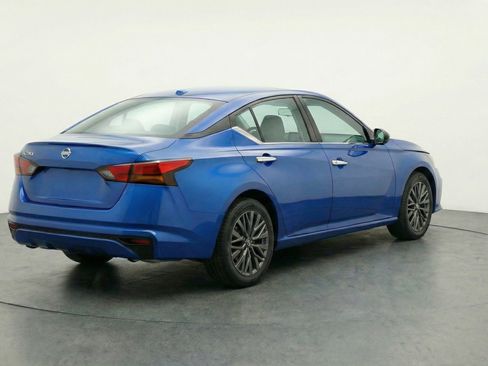 Used 2025 Nissan Altima 2.5 SV FWD image 9