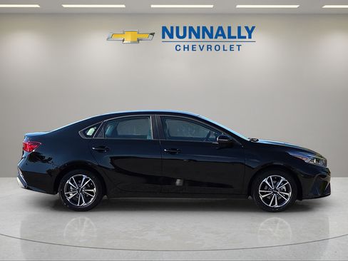 Used 2023 Kia Forte LXS w/ LXS Technology Package FWD image 6