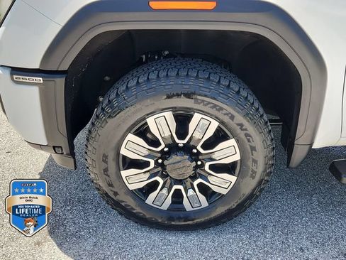 Certified 2025 GMC Sierra 2500 Denali w/ Technology Package AWD/4WD image 6
