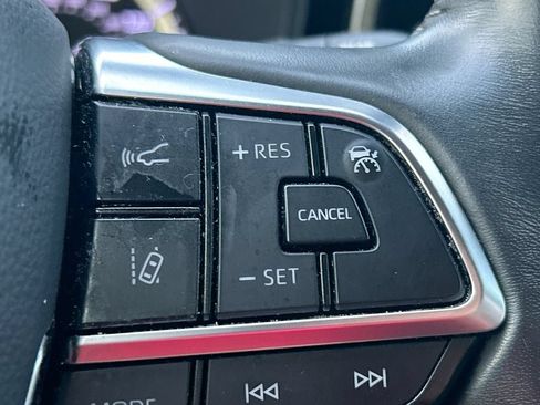 Used 2021 Toyota Highlander LE FWD image 18