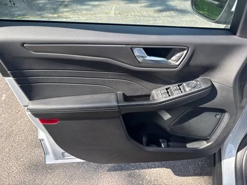 Certified 2025 Ford Escape SE FWD image 9