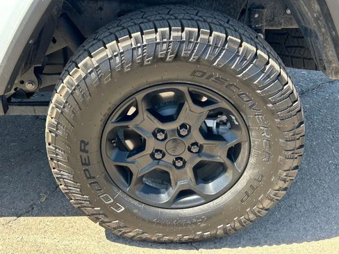 Used 2023 Jeep Gladiator Sport AWD/4WD image 9