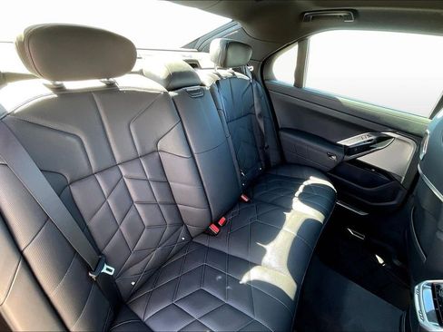 Used 2025 BMW 760i xDrive w/ Premium Package image 25