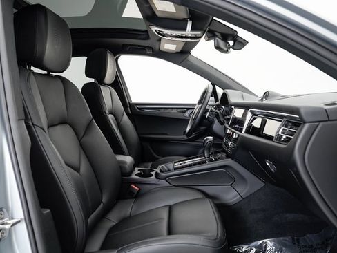 Used 2025 Porsche Macan image 25