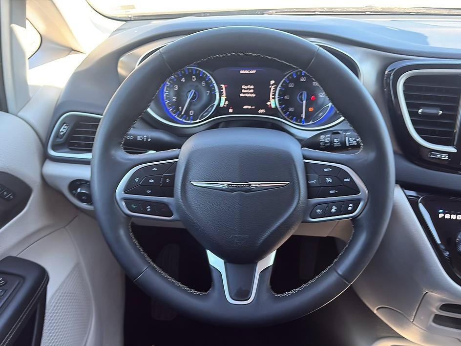 Used 2024 Chrysler Pacifica Touring-L FWD image 32
