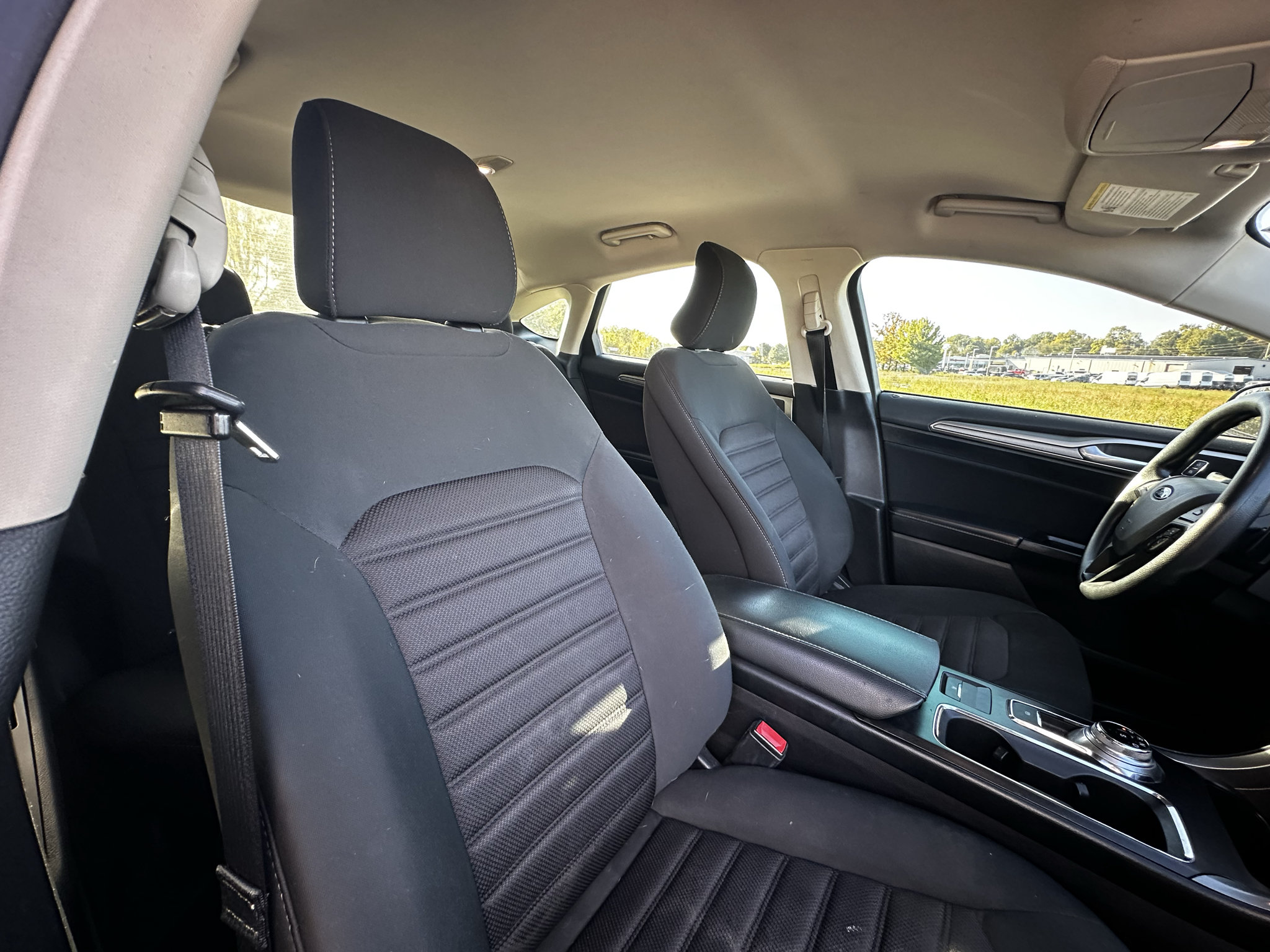 Used 2017 Ford Fusion SE w/ Fusion SE Technology Package FWD image 31