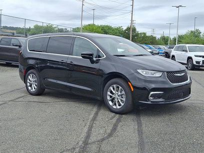 New 2026 Chrysler Pacifica Select