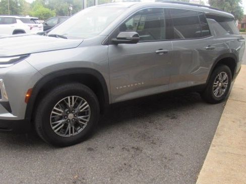 Used 2025 Chevrolet Traverse LT FWD image 4