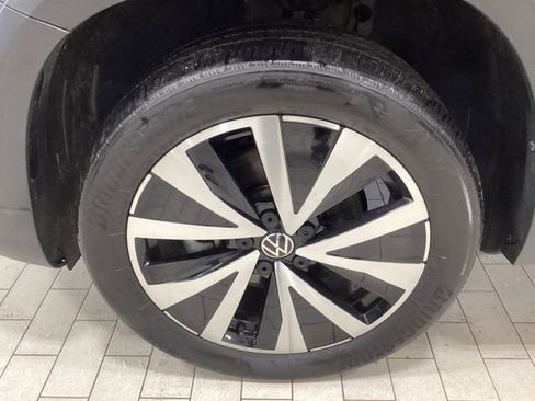 Certified 2023 Volkswagen Taos SE image 17