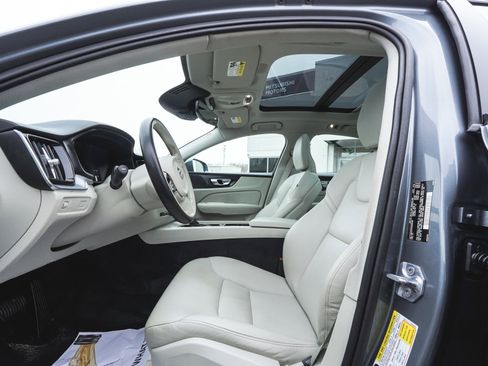 Used 2019 Volvo S60 T6 Momentum w/ Premium Package image 31