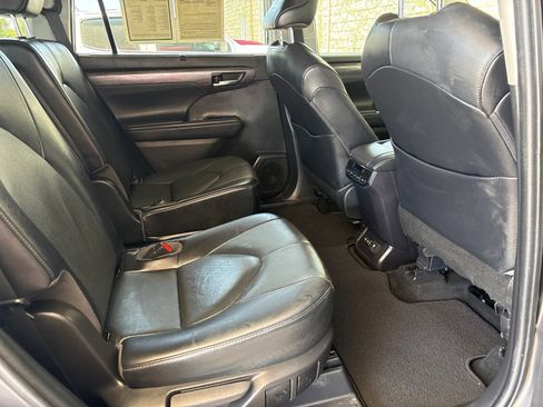 Used 2022 Toyota Highlander Limited FWD image 21