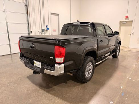 Used 2017 Toyota Tacoma SR5 image 5