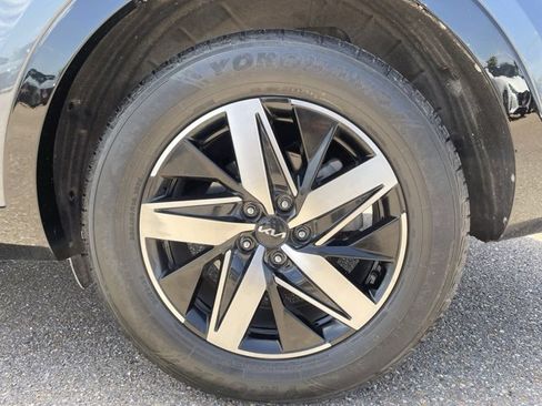 Used 2022 Kia Sorento EX w/ Panoramic Sunroof Package image 6