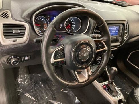 Used 2017 Jeep Compass Latitude w/ Cold Weather Group FWD image 9