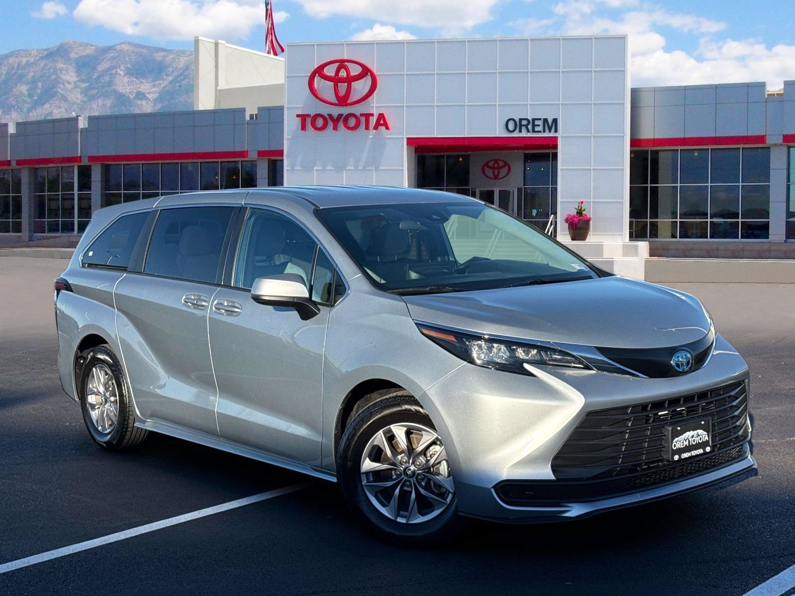 Used 2025 Toyota Sienna LE FWD image 1