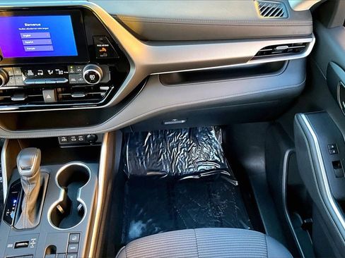 Used 2024 Toyota Highlander LE image 25