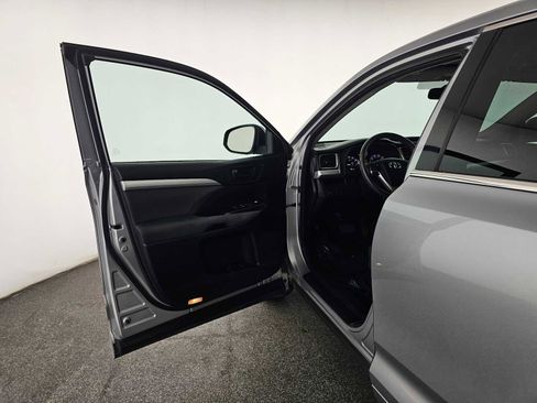 Used 2015 Toyota Highlander LE image 21