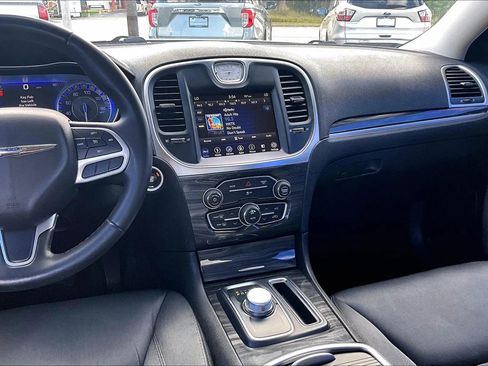 Used 2018 Chrysler 300 Touring w/ Sport Appearance Package image 6