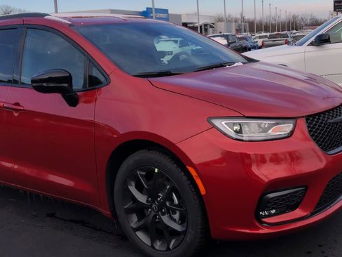 New 2026 Chrysler Pacifica Select image 2