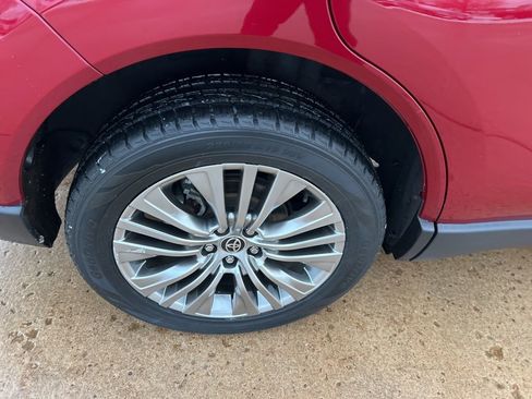 Used 2021 Toyota Venza XLE w/ Softex Package image 32