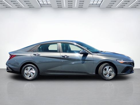 New 2026 Hyundai Elantra SE FWD image 3