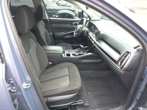 Used 2025 Kia Sorento LX image 7