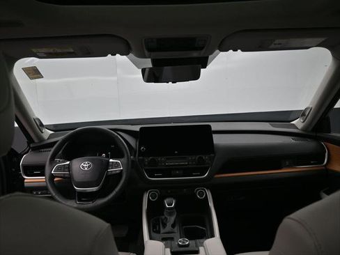 Certified 2024 Toyota Grand Highlander AWD image 30