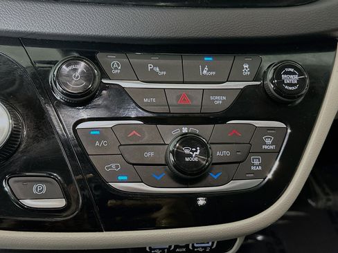 Used 2023 Chrysler Pacifica Touring-L FWD image 23