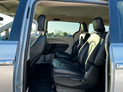 Used 2024 Chrysler Pacifica Select image 12