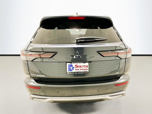 Used 2025 Mitsubishi Outlander SE image 6