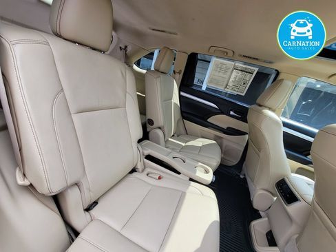 Used 2017 Toyota Highlander XLE w/ Carpet Mat Package AWD/4WD image 12