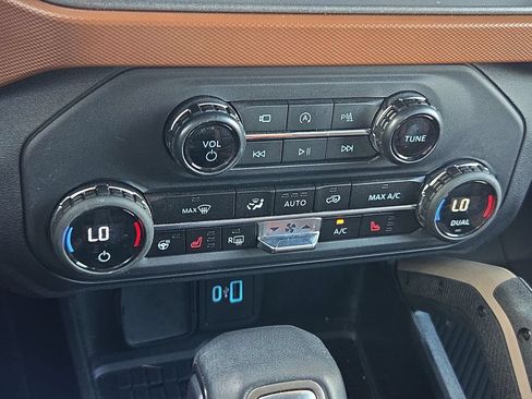 Used 2024 Ford Bronco Outer Banks AWD/4WD image 16
