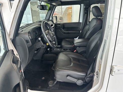Used 2015 Jeep Wrangler Unlimited Sahara image 8