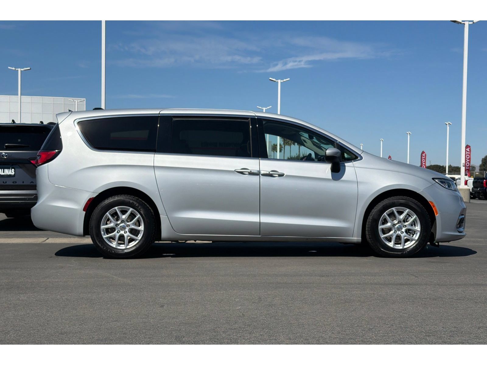 Used 2023 Chrysler Pacifica Touring-L FWD image 3