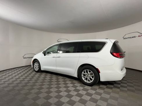 Used 2023 Chrysler Pacifica Touring-L image 6