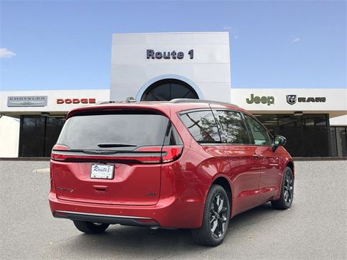 New 2026 Chrysler Pacifica Select w/ S Appearance Package image 5
