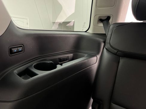 Used 2025 Ford Expedition Platinum image 31