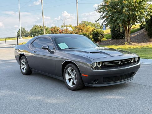 Used 2015 Dodge Challenger SXT RWD image 7