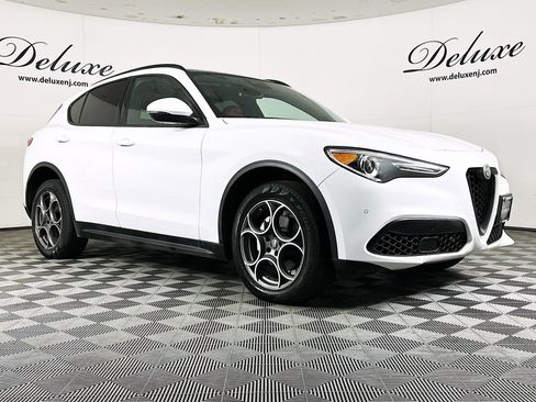 Used 2022 Alfa Romeo Stelvio Sprint image 1