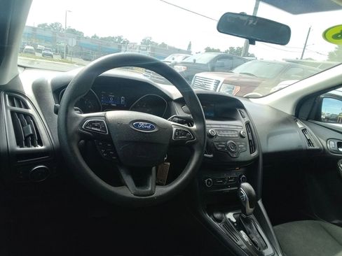 Used 2018 Ford Focus SE w/ SE Appearance Package FWD image 15
