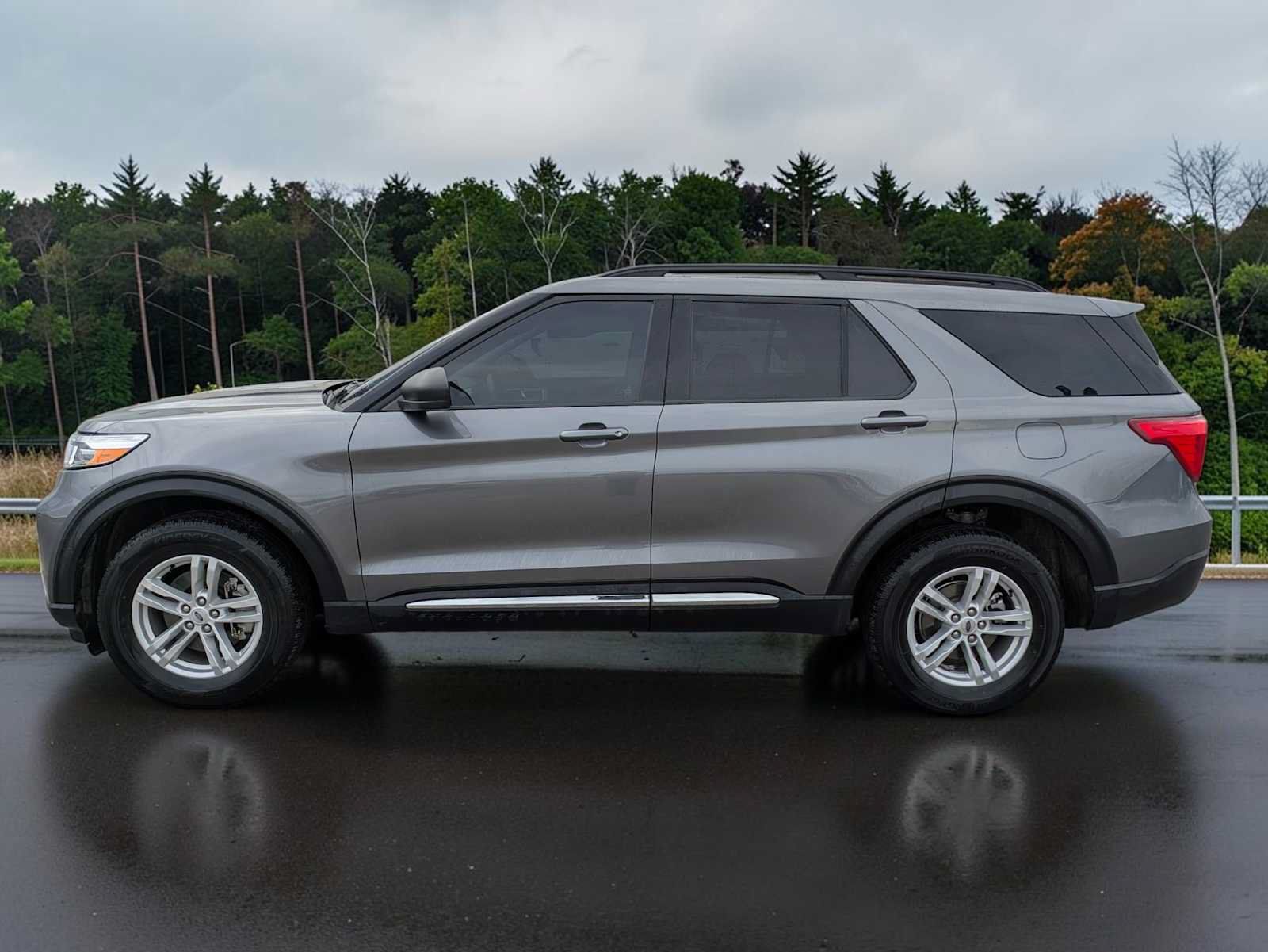 Used 2024 Ford Explorer XLT AWD/4WD image 2
