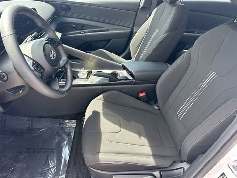 Used 2025 Hyundai Elantra Sport image 9